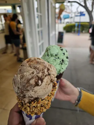 Chantilly Ice Cream Laguna Beach, business photo 4